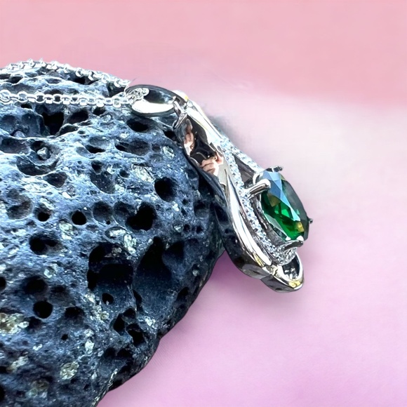 Beautiful Emerald Pendant Handcrafted in 18k Rose Gold Vermeil , May Birthstone - Picture 5 of 6